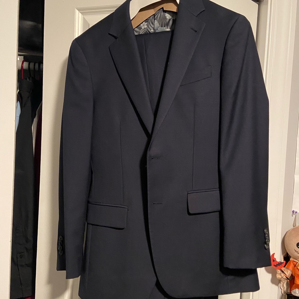 Joseph Aboud Men’s L suit
32/32 pant Large jacket SLIM fit
Says my name inside